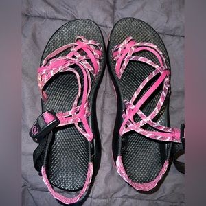 Chaco| pink three strapped